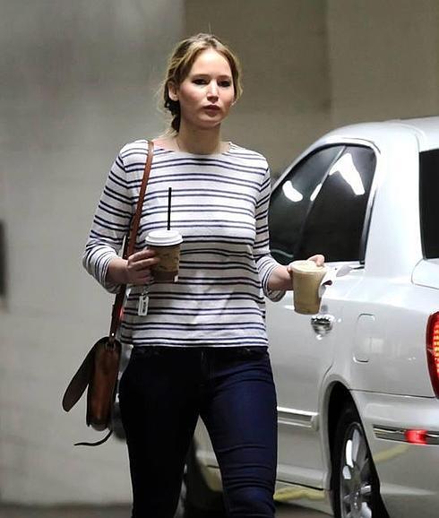 Jennifer Lawrence recoge sus pedidos en una tienda de comida rápida.
