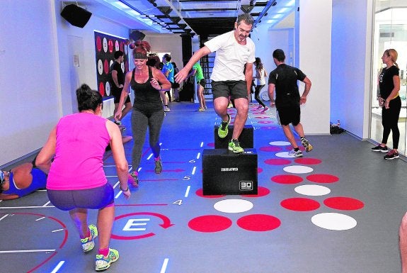 Carrera y saltos con ayuda de sensores y luces led en el centro deportivo La Flota. 