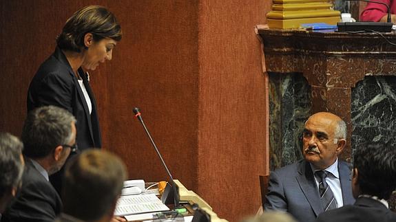 Severa González en la Asamblea Regional, el pasado mes de mayo, frente a Alberto Garre. 