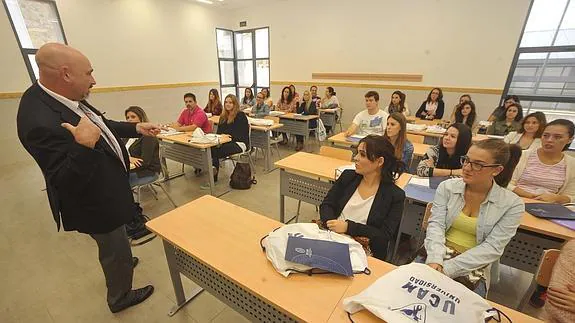 Alumnos del nuevo campus de la UCAM en la presentación de una de sus clases. 