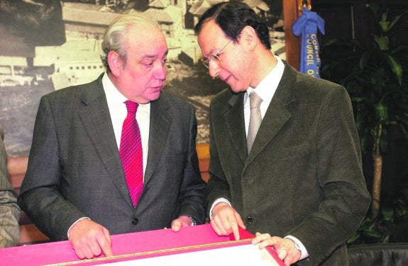 Jesús Samper y el alcalde Miguel Ángel Cámara, en marzo de 2003, con los planos del nuevo estadio de fútbol.