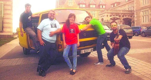 Cinco de los doce integrantes de The Big Van Theory, en una visita a la Menéndez Pelayo de Santander, alrededor de su furgonetón (Big Van, en inglés; de ahí el nombre). :: r. c.
Alberto Vivó. Licenciado en Biotecnología y Nanotecnología, y capaz de enseñar cómo producir energía renovable utilizando bacterias en un proceso biogeoquímico.
Juan Junoy. El veterano del grupo y profesor de Biología Marina en la Universidad de Alcalá. Ha triunfado con un texto sobre las adaptaciones evolutivas de los invertebrados.
Ana Payo. Investigadora del Instituto Mediterráneo de Estudios avanzados (IMEDEA- CSIC). Quedó segunda en Famelab 2014 con un monólogo sobre la historia de las gaviotas.
Javier Santaolalla. Ingeniero de Telecomunicaciones y licenciado y doctor en Física. Con una beca del CIEMAT realizó el doctorado en el CERN, el mayor laboratorio del mundo.
Santiago García Cremades. Matemático de la Universidad de Murcia. Ocupó el tercer lugar del último concurso Famelab con un monólogo sobre la historia del último teorema de Fermat.
