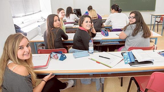 Alumnas de segundo curso del ciclo de Guía, Información y Asistencia Turística, durante una clase en la UNED.