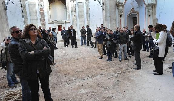 Participantes de las segundas jornadas de Patrimonio en Riesgo, que organizó el Ministerio de Cultura, visitando en noviembre de 2011 la iglesia de Santiago, que colapsó por los terremotos.