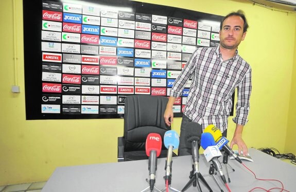 Simón Ruiz, entrenador del Cartagena, en la zona mixta del estadio Cartagonova, ayer a mediodía. 