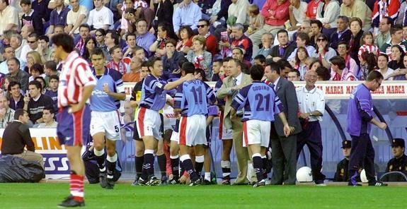 28 de abril de 2001. Los jugadores del Murcia celebran con el técnico grana Pepe Mel uno de los tres goles que marcaron en el Vicente Calderón. :: lv