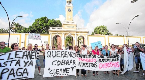 Las limpiadoras, en una de sus protestas frente al Arsenal.