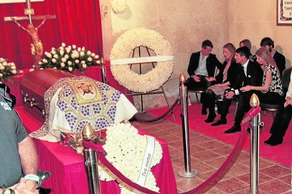 La familia Manzanares vela los restos mortales de su difunto padre, minutos después de abrirse la capilla ardiente en la Plaza de Toros de Alicante. 