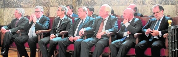 Martínez Moya (3º por la izquierda) en la reunión de presidentes de tribunales superiores de justicia celebrada ayer en Galicia. :: cgpj