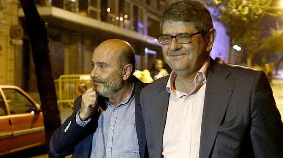 José Antonio Alonso (izq.), esta noche tras quedar en libertad con cargos en la 'Operación Púnica', junto a su hermano Agustín.