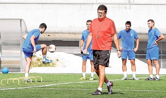 Iñaki Alonso dirigiendo un entrenamiento del Compostela este año. 