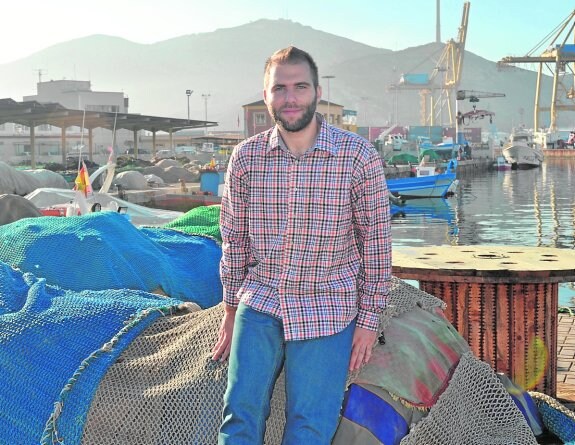 Simón Hernández, sentado sobre unas redes, en el puerto de pescadores de Santa Lucía. 