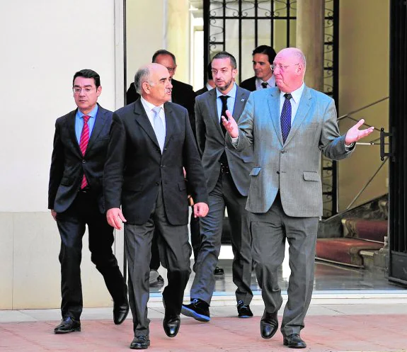 Alberto Garre y Michel Lebrun, durante la recepción de ayer en San Esteban. 