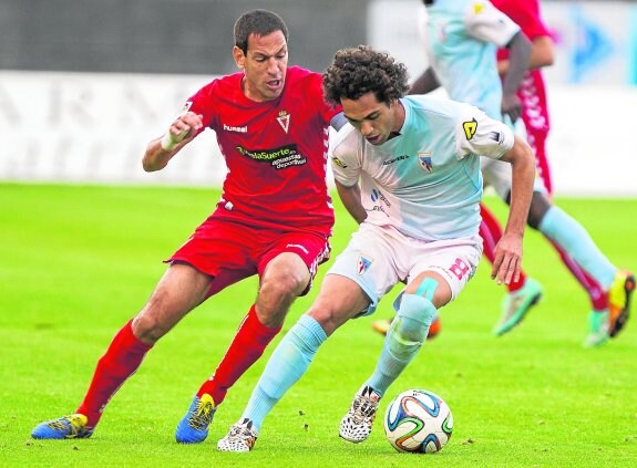 Acciari intenta robarle un balón a Quim Araujo, jugador del Compostela. :: lof