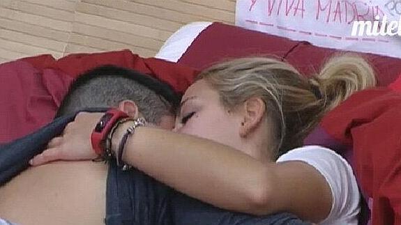 Jonathan y Yolanda tontean bajo las sábanas