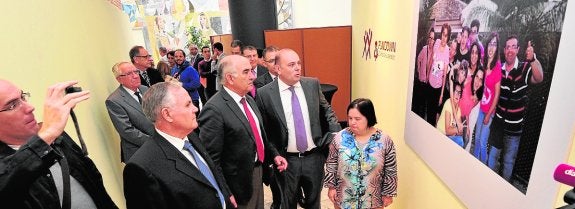 Diego González, Alberto Garre y Pedro Martínez observan una de las fotografías. 