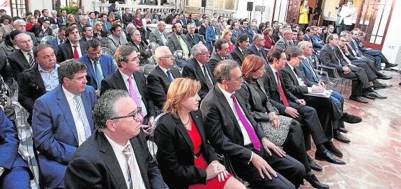 Asistentes al Foro Nueva Murcia, celebrado ayer en el Real Casino. En las primeras filas, representantes de la política y la empresa. 
