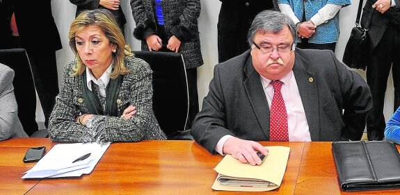 Pilar Alonso y Andrés Pacheco, con gesto serio, durante un acto reivindicativo de los jueces murcianos, en diciembre de 2012. :: 