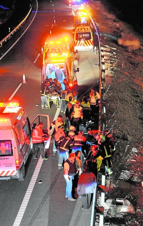 Ambulancias cargan heridos para trasladarlos a los hospitales.