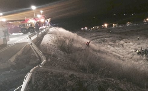 Estado en el que quedó el quitamiedos en la zona donde se precipitó el autobús.