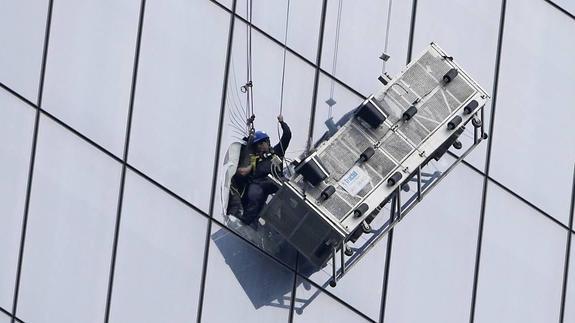 Uno de los limpiacristales en el momento del rescate. 