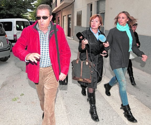 Norberto, ayer, saliendo de su casa de Caravaca de la Cruz, perseguido por dos periodistas de televisión. 