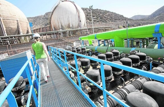 Una técnico recorre las instalaciones de la planta desalinizadora de Escombreras. 