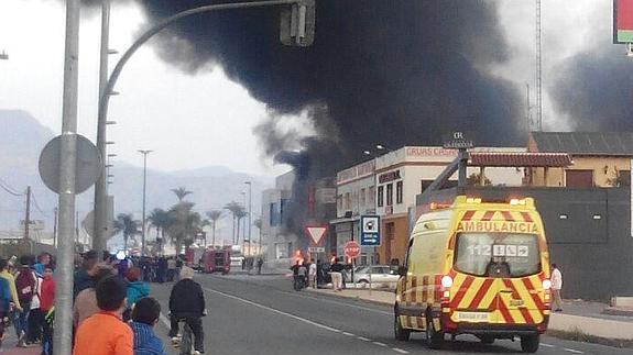 Una ambulancia, en el lugar del incendio. 