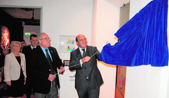 El consejero Pedro Antonio Sánchez y el alcalde Domingo Aranda descubren la placa. 