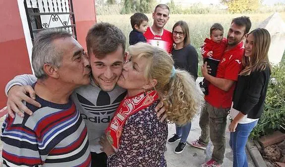 Carrillo es besado al unísono por sus padres ante la mirada de algunos de sus hermanos, cuñados y sobrinos. 