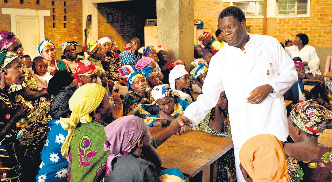 Mukwege no solo trata el daño físico. Las mujeres acuden a él para que les ayude a rehacer unas vidas hechas añicos. Para devolverles sosiego. 