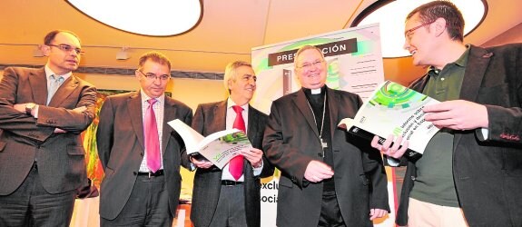 Pascual Martínez, de la Fundación Cajamurcia; Leopoldo Navarro, director del IMAS; José Saura, director de Cáritas, el obispo Lorca Planes, y Francisco Lorenzo, coordinador de estudios de Cáritas. 