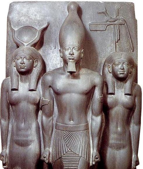 Tríada de Micerinos. En ella se encuentran representados el faraón, la diosa Hathor y la divinidad protectora del nomo de Cinópolis.