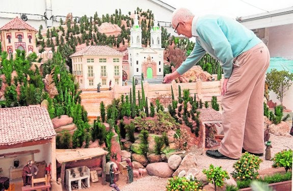 Uno de los miembros de la peña de La Pava ultima los detalles del montaje. 