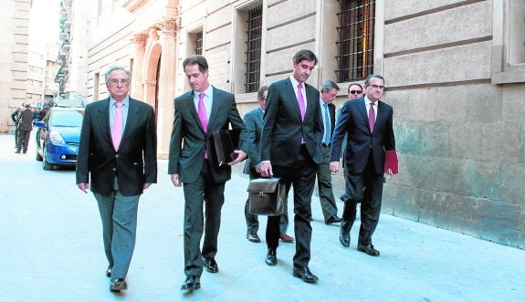 Tomás Fuertes, José María Orihuela (responsable de Sacyr Concesiones), Víctor Martín (delegado de Aeromur) y Patricio Valverde (presidente del consorcio aeroportuario), ayer a la salida del palacio de San Esteban. Detrás, Antonio Ballester y Alfonso Rosique.