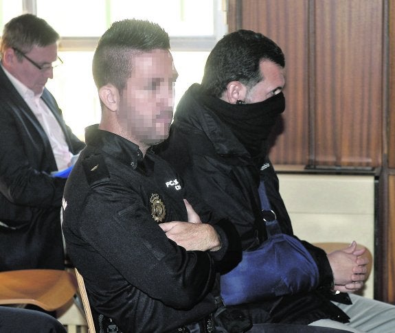 José León Tornero, ayer, en la Audiencia Provincial. Al fondo su colaborador, Roberto A.