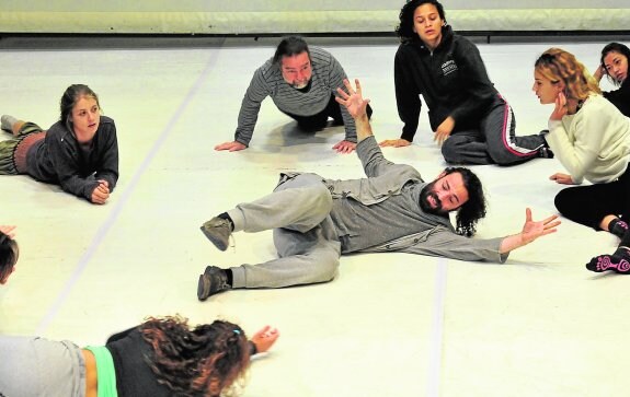 El coreógrafo israelí Sharon Fridman (c) trabaja con un grupo de alumnos en el montaje 'Caída libre', ayer en el Centro Párraga de Murcia. :: vicente vicéns / agm