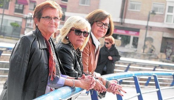 Isabel Ávila, María Teresa Baeza y María Rosario Peñalver, madres de tres discapacitados usuarios de Fundown.  / AGM