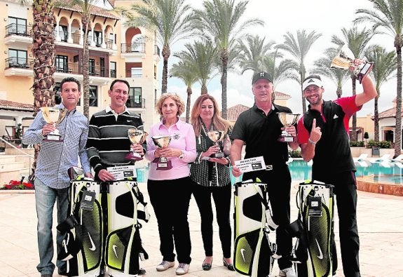 Los ganadores, felices con sus trofeos y abonos. LA VERDAD