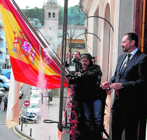 El Mayordomo de la Bandera, José Francisco Navarro, tras prender la mecha de uno de los cohetes que anuncia el inicio de los festejos.