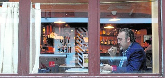 Manuel Moyano, fotografiado en el café Zalacaín, en Murcia. 