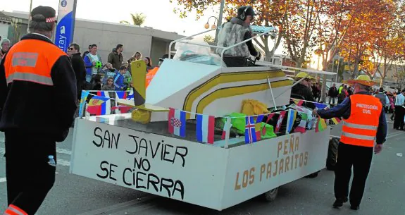 La carroza de la peña Los Pajaritos con el mensaje sobre el posible cierre del aeródromo. 