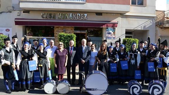 Los premiados Carmen Campos y Santiago Martínez, junto a  Clara Valverde, Bautista Menéndez y Teresa Lastre, entre otros. 