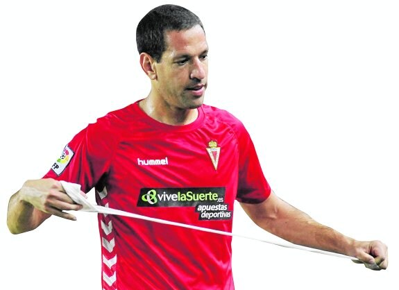 Acciari, quitándose un vendaje tras ser sustituido en un partido de esta temporada con el Murcia. 