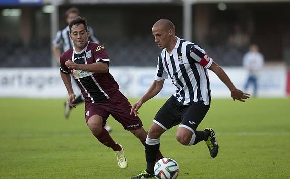 Jorge Luque deja atrás a un contrario, en el partido ante el filial del Córdoba. 