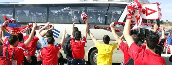 Aficionados del Real Murcia reciben a aficionados del Cartagena en el último derbi celebrado en la Nueva Condomina. 