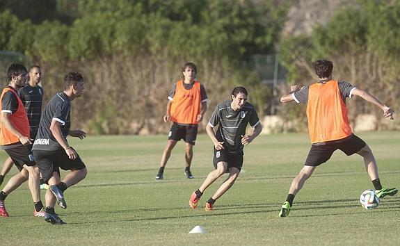 El uruguayo Yonatthan Rak, en el medio de un rombo durante un entrenamiento del Cartagena en La Manga Club, el pasado mes de julio. 