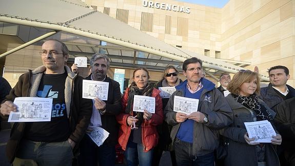 Miembros de la Plataforma en Defensa de la Sanidad, en la puerta del Urgencias del Santa Lucía.