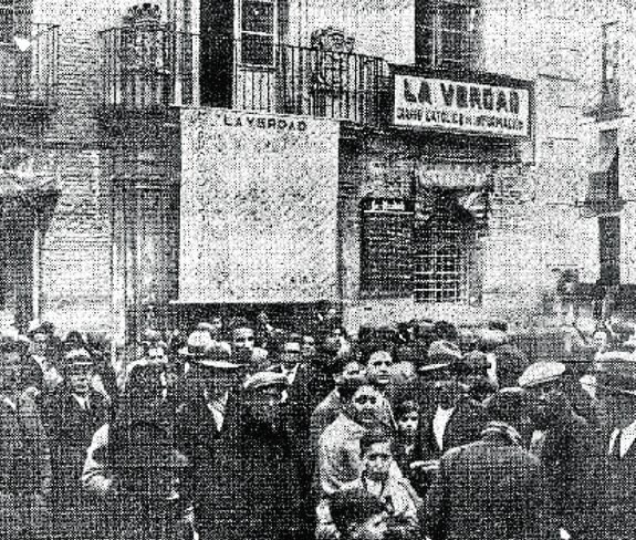 
Una multitud aguarda los resultados del sorteo ante la sede de 'La Verdad', en 1932, en la plaza de Los Apóstoles.
