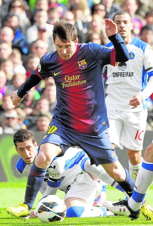 Sergio Escudero, ahora en el Getafe, observa a Messi con el balón.  